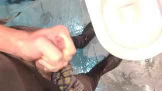 Réwetting pour la troisième fois et se branler dans les toilettes publiques teaser