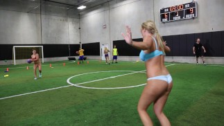 COLLEGE RULES - Plezier en spelletjes met universiteitssletten Kayleigh Nichole, Megan Matthews, Carter Cruise
