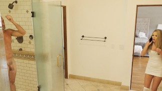SPYFAM Belle-fille se faufile Into douche avec son beau-père