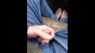 Mijando e se masturbando em um estacionamento movimentado do Walmart