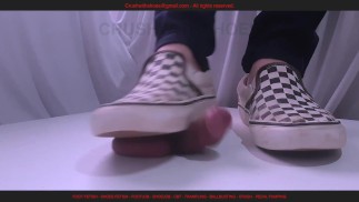 Schiacciare il cazzo con le mie vecchie Vans slip-on mentre guardo la TV
