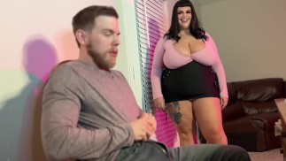 Apodyktyczna suka BBW trzyma swojego pracownika na palcach i jego kutasa w ustach