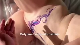 Мужчина играет со мной на публике на курорте Hedonism II