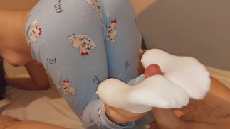 Novia jovencita da calcetines de ped blanco calcetines y paja con los pies
