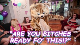 DANCING BEAR - Gang de salopes deviennent folles pour la bite d’un stripteaser