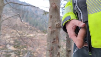 4K mec chaud en plein air pisse au travail