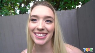 YNGR - Cachonda Blonde Juliette Mint toma una polla gorda profundamente en su agujero Pink