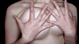 Massagem nos seios e mamilos. Enjoy orgasmo enquanto assiste