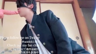 Yankee liceale studente fa un pompino mentre è perplesso dal cazzo completamente eretto del suo amico per