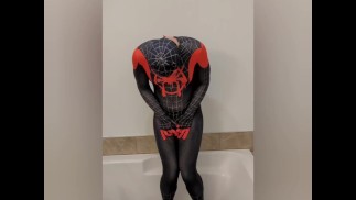 Désespéré de faire pipi, coincé dans mon costume Spiderman, gros lâcher à la fin