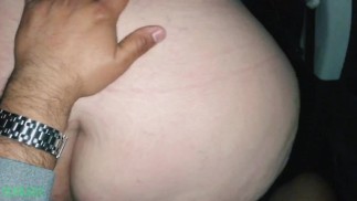 Latina fickt im Auto und nimmt Spermaspritze