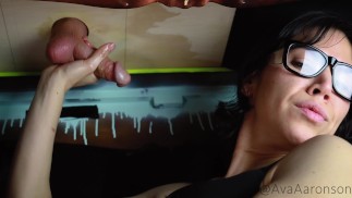 HAUSGEMACHTER MELKTISCH! AVA MELKT SCHWANZ BIS ER SCHIESST - RICHTIGER FEMDOM HANDJOB MIT FESTEM CUMSHOT