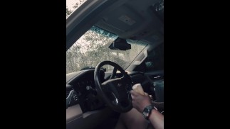 Zou aan haar auto werken. Ze keek vanuit het raam