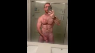 Muskularny facet głaska BWC