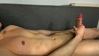 Hot Guy fodendo sua própria mão enquanto geme até o orgasmo intenso e ejaculação enorme - 4K