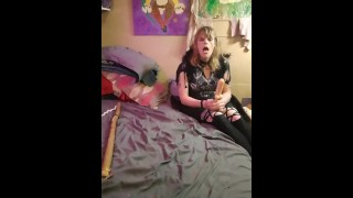 小恶魔珍妮榆吮吸鸡巴形状的棒棒糖