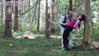 Experimento: Paseo de cuerdas en el bosque público; ella es recompensada con un orgasmo