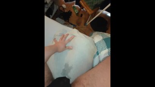 おしっこをしないように必死に努力しながら私のパンティーの中にディルドに乗る