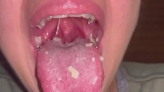 Giantess Goddess Pierina eet pasta en drinkt frisdrank met boertjes. ASMR en mond fetisj