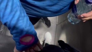 Io e il mio compagno di palestra ci siamo trovati eccitati e abbiamo finito per masturbarci nel bagno della palestra.