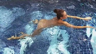 Risky NAKED NAGER à la piscine publique de l’hôtel
