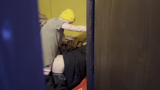Ausspionieren, wie Jungs in der Scheune ficken