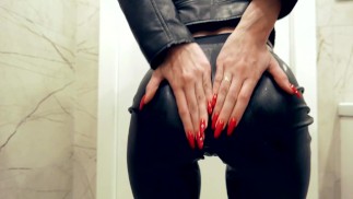 ASMRビデオ。熱い小柄なブルネットからの革のFetish