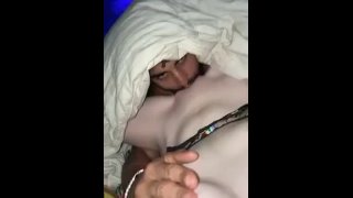 Сексуальная светлокожая подлая линка лижет мой клитор под одеялом