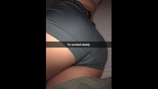 Jovem se encaixa ao lado do melhor amigo Snapchat