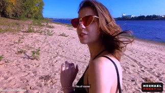 Riskanter Fick mit Fremdem in öffentlicher Strandumkleide