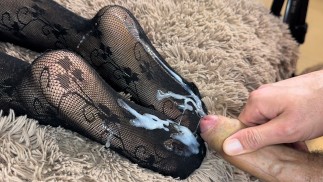 Black kousen footjob en enorme lading op zolen