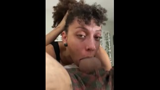 PUTA DE PELO RIZADO OBTIENE SU CARA FOLLADA