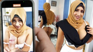 La religiosa Milf Lilly Hall fa un pompino a un giovane Guy durante un video in diretta online - Hijab Mylfs