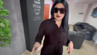 Ze neukt de man die haar airconditioning installeert heel hard omdat ze geen geld heeft om hem te betalen