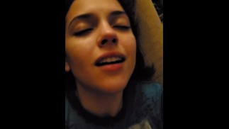 Follando Hot Babe en su camisa POV. Los ojos se mueven hacia la parte posterior de su cabeza.