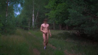desnudarse y masturbarse en una caminata en el bosque