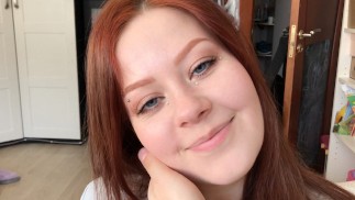 彼女の上に座っているコックによってチョークBeauty赤毛