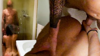 Quick Fuck In The Shower - Fique quieto, minha meia-irmã e sua família estão por perto!