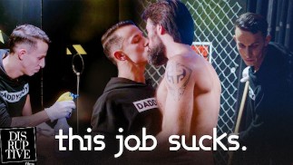 セックスクラブの管理人がグローリーホールを掃除するときに驚きを見つける-デ・イレス、Mason Lear-ディスラプティブフィルム