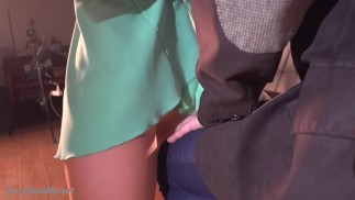 Friseur (Teil 4). Jeny Smith mit nahtlosen Strumpfhosen, die einen Kerl neckt. Er berührte ihre Muschi