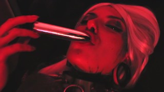 Mari Zombie usando vibrador vintage