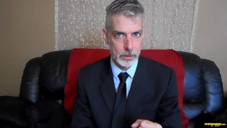 Der Berater gibt dir einen Handjob mit geballter Faust