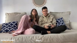Mi hermanastra y yo apostamos a una mamada jugando videojuegos