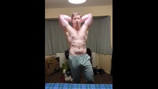 Spogliarsi e parlare sporco mentre mi guardi masturbare questo cazzo per il tuo divertimento