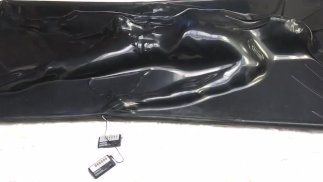 Zelf bondage orgasme in vacbed. Jongen speelt met electro kuisheid en toverstaf in vacbed wanneer start