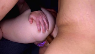 Dobrando minha namorada para anal sobre minha mesa de trabalho e gozando na bunda dela