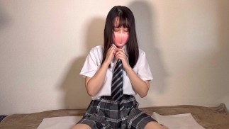 A gracinha japonesa em uniforme escolar não consegue parar de se excitar e se masturbar.