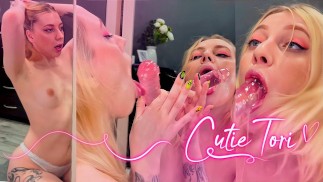 Blonde chupando profundamente um grande vibrador na frente do espelho, muita baba, ahegao, garganta profunda.