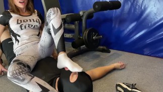 Dotkni se mých koz? Pak si přičichni k mým chodidlům! Další klipy na mém twitteru