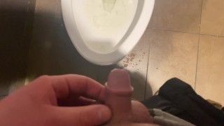 Molliges College Mikro Penis Pissen in der öffentlichen Toilette KLEINER SCHWANZ PISSEN